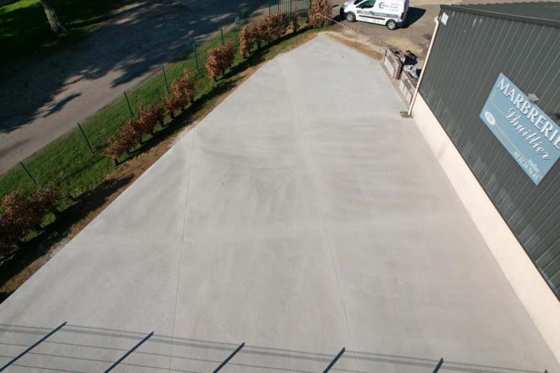 Réalisation d' une dalle béton taloché à l'hélicoptère à Le Neubourg dans l'Eure